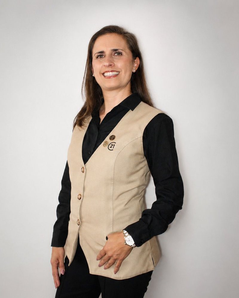 Ana Rosette, asesora inmobiliaria de Century 21 Gold Team, con el uniforme de la marca